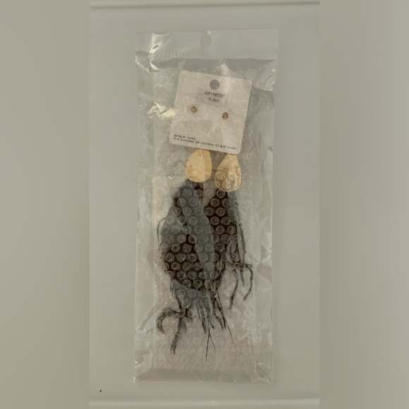 Let’s Get Away Earrings - Black Feathers - Picture 6 of 6